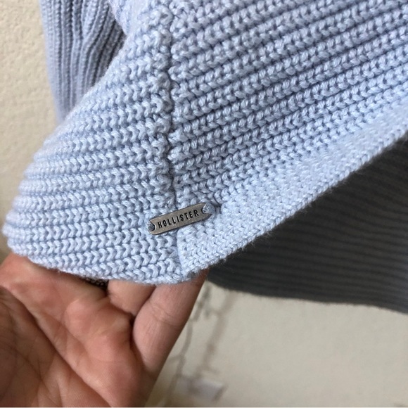 🚨HOLLISTER - Reversible Sweater - Picture 2 of 3